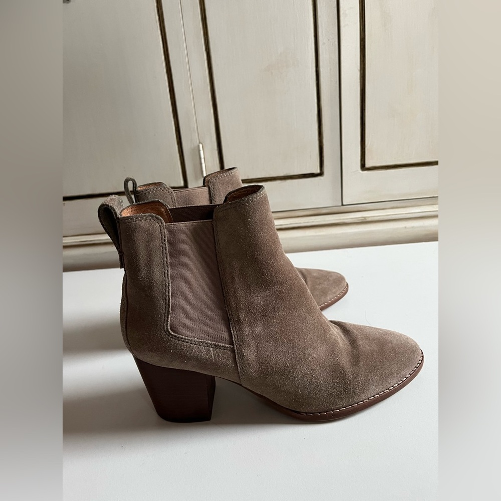 Madewell The Reagan Ankle Boots Heeled Wet Pebble Taupe Suede Leather size 8.5